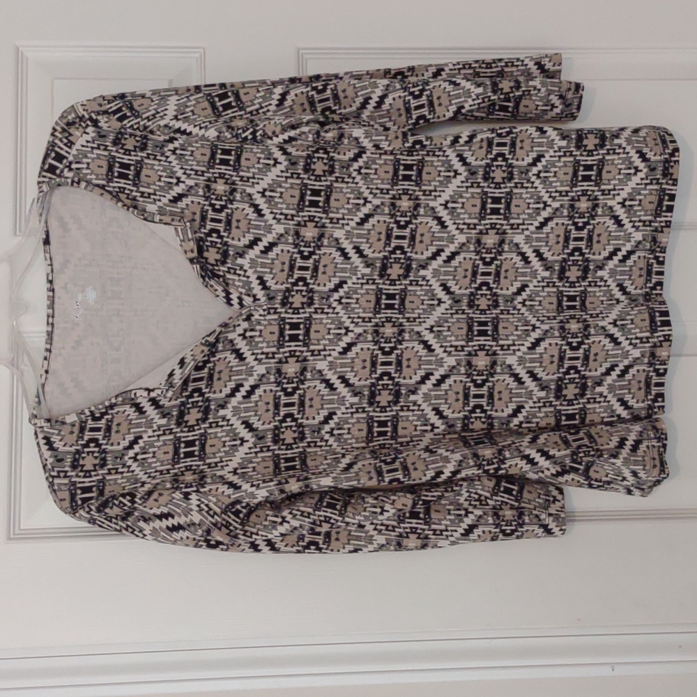 Casual and comfortable v neck shirt in size XL